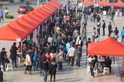 工厂老板的算盘 为何宁给中介1000，不涨工人200？